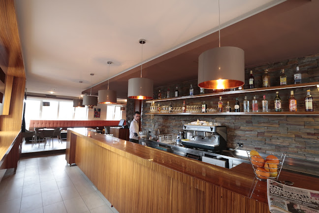 Stolovi na terasi Caffe bara Bellini